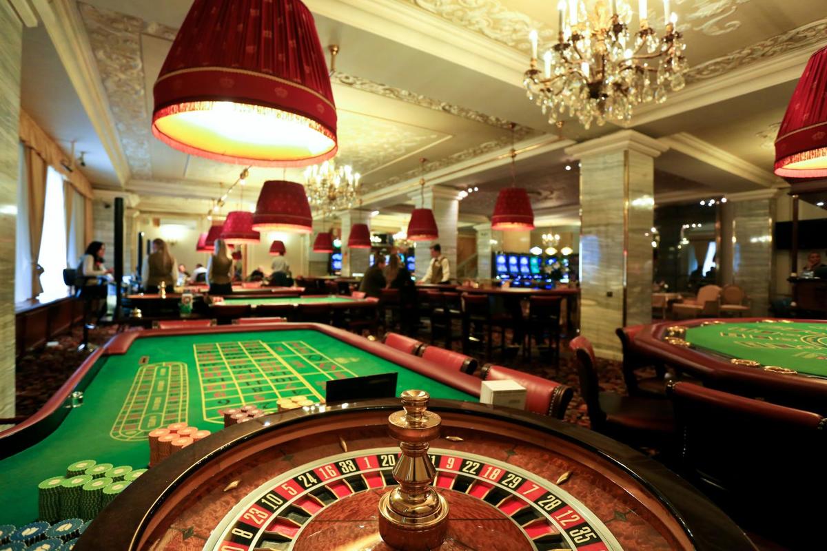 How do I play at the online casino?